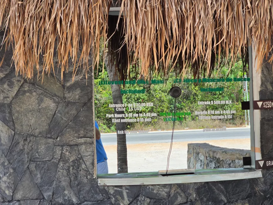 Kantor penjualan tiket Gran Cenote dan daftar harga