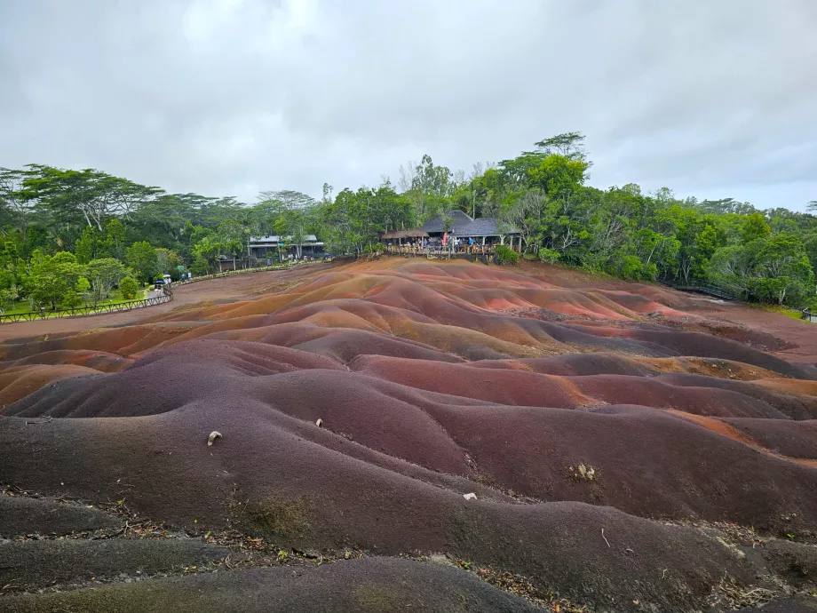Bumi Berwarna Utara, Chamarel