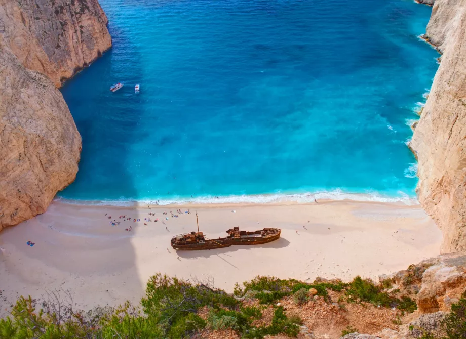 Perahu di pantai Navagio