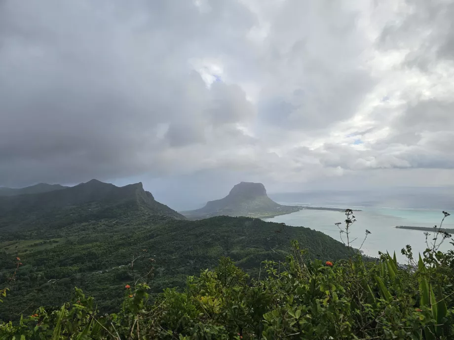 Pemandangan dari Piton du Canot