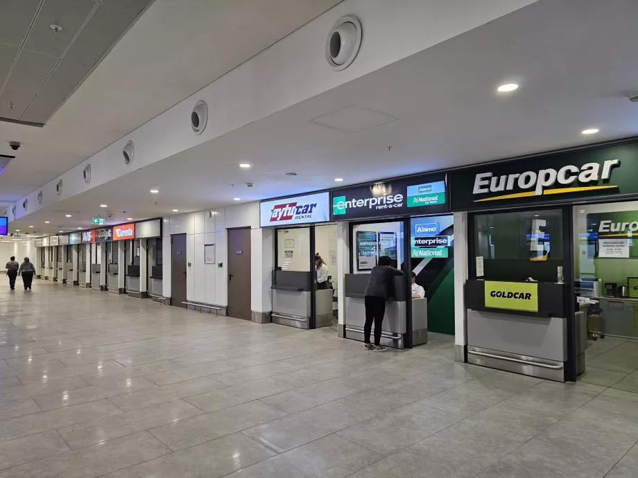 Konter penyewaan mobil di Terminal 2