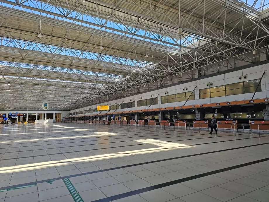 Meja check-in di Terminal 2