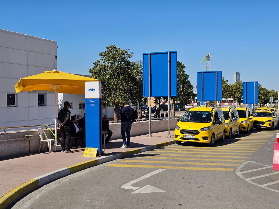 Pangkalan taksi di depan Terminal 2