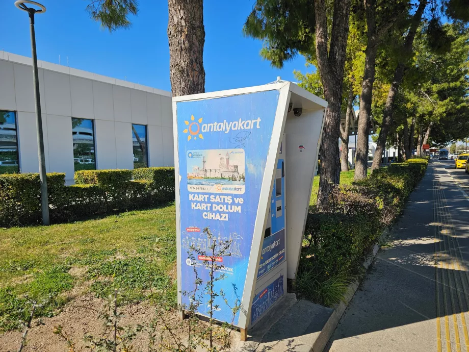 Mesin penjual otomatis AntalyaKart di luar terminal 1