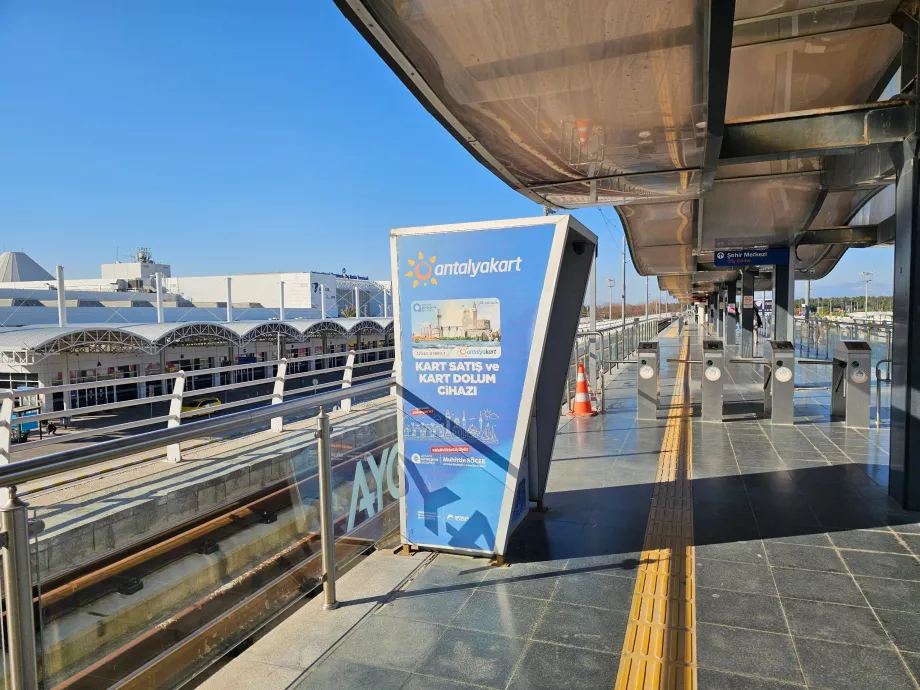 Mesin tiket di halte trem