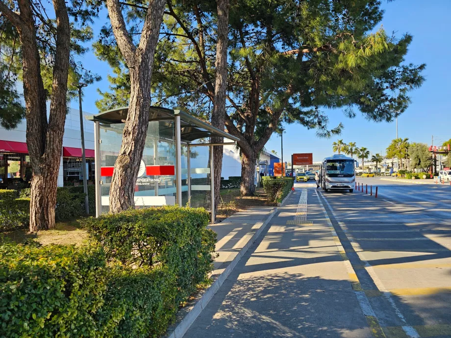 Halte bus kota di depan Terminal 1