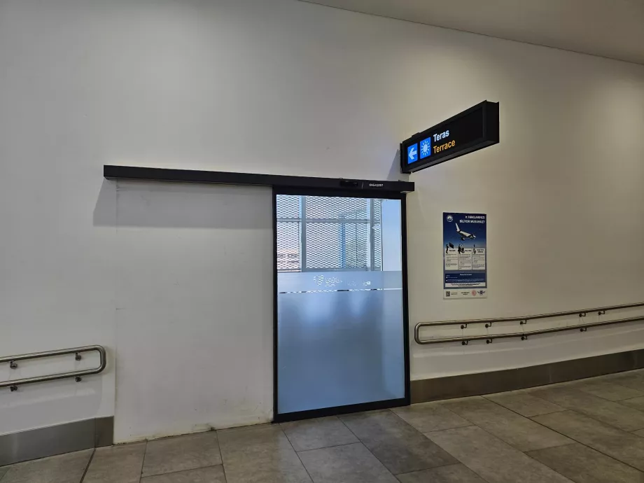 Teras merokok setelah pemeriksaan keamanan