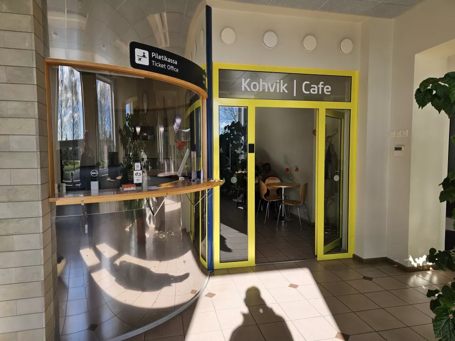 Kafe di bagian umum terminal