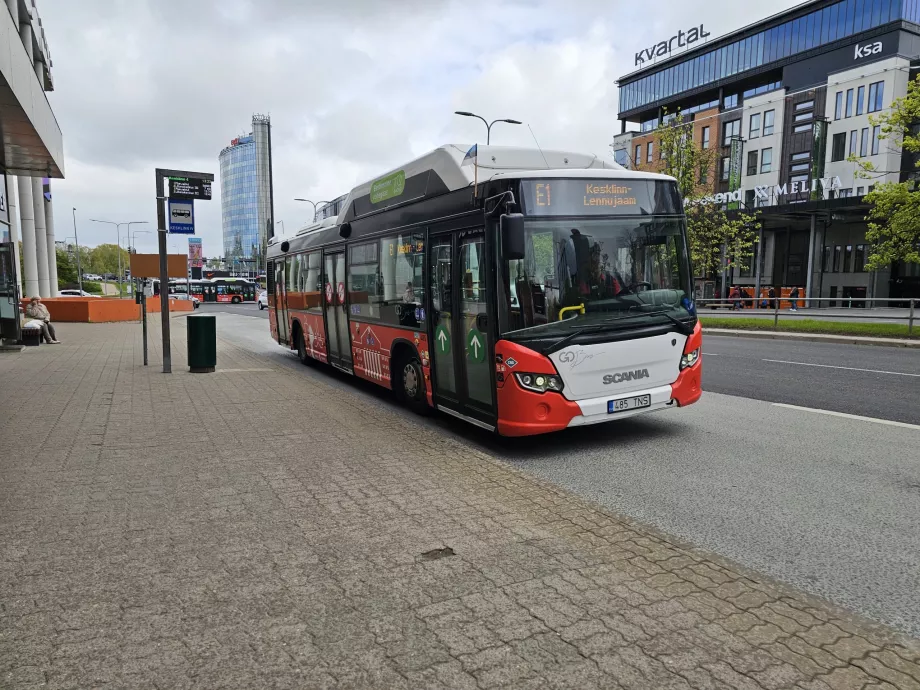 Halte bus E1 di pusat kota