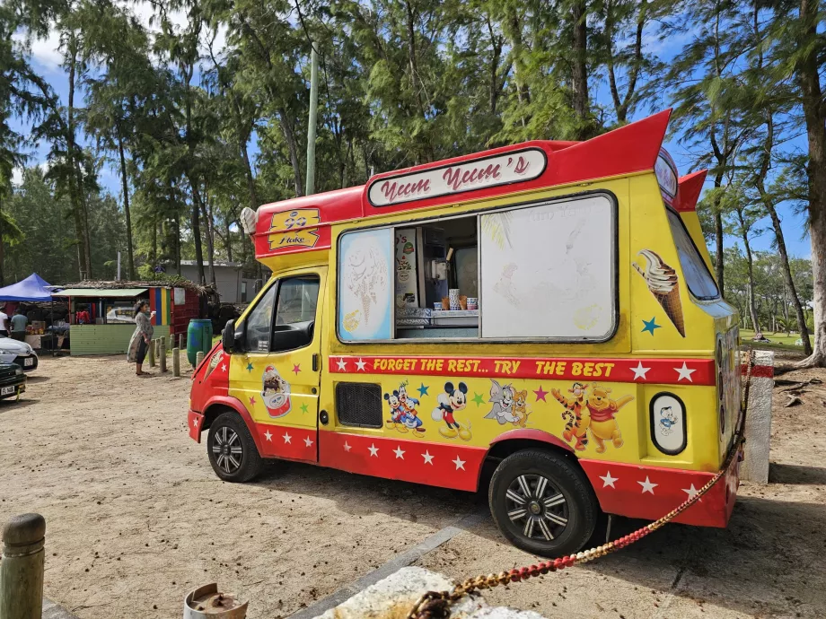 Kedai es krim di pantai La Cambuse
