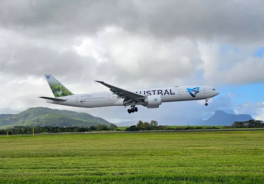 Boeing 777 Air Austral di bandara Mauritius