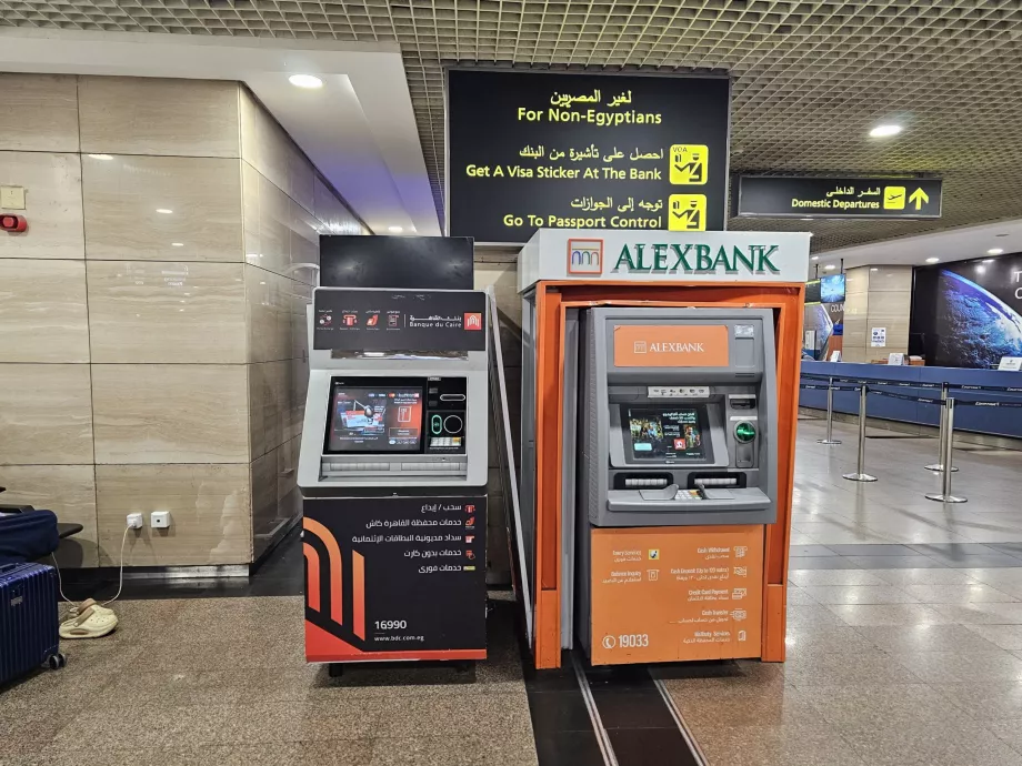 ATM di zona transit di konter visa dan bank