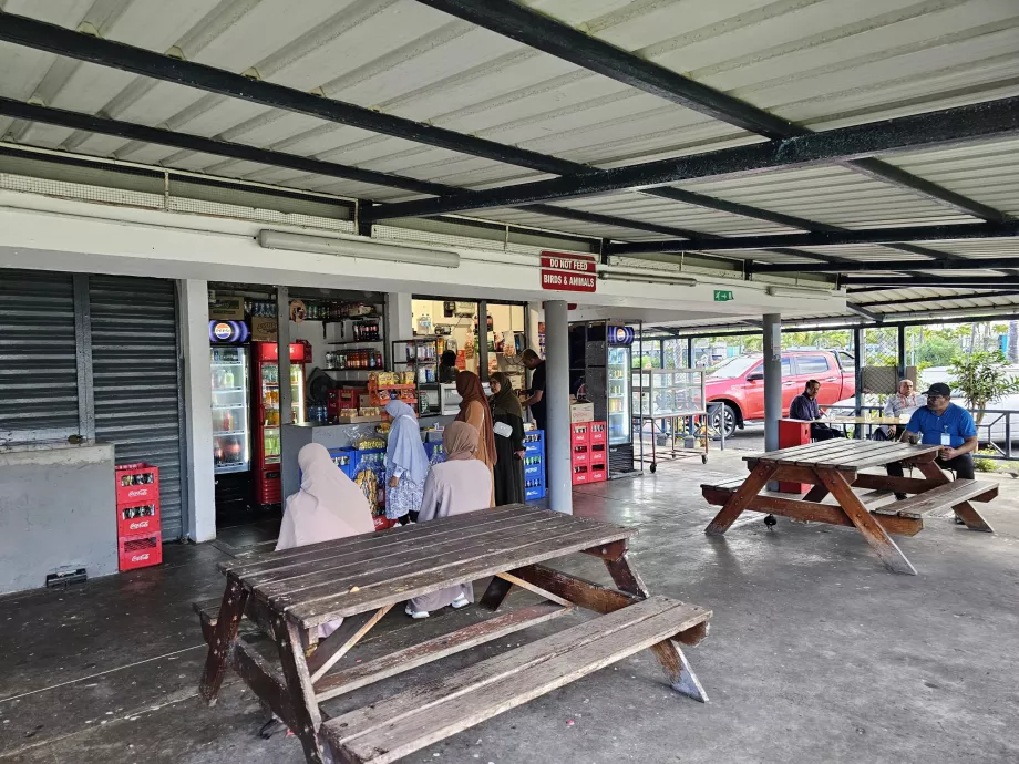 Minuman di tempat parkir di halte bus