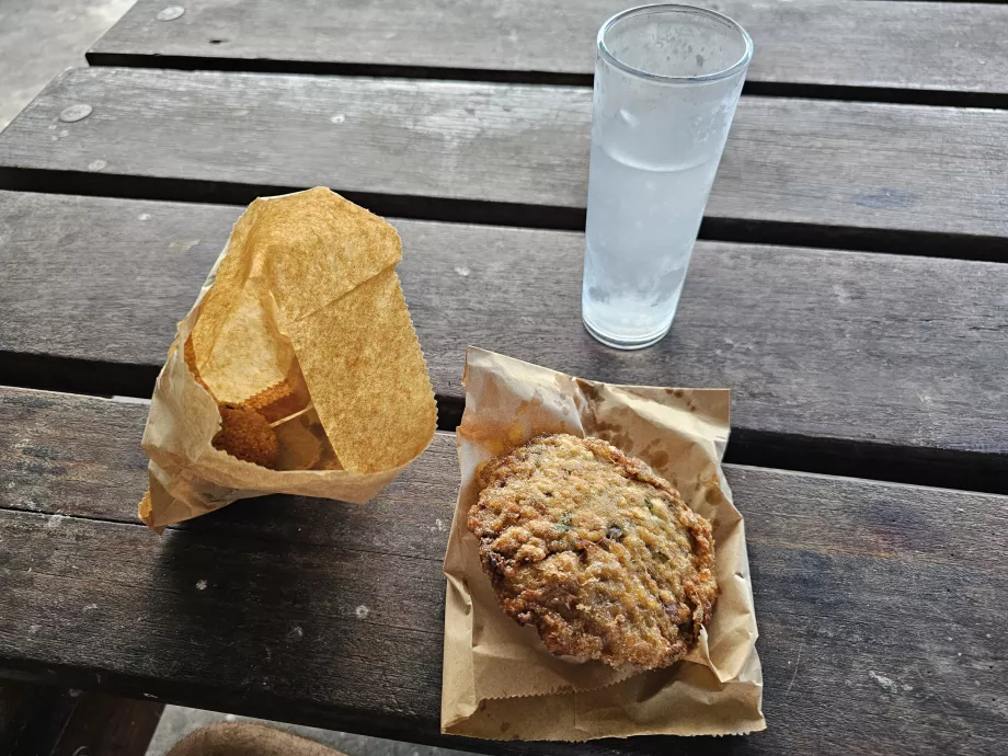 Makanan saya di stan di tempat parkir