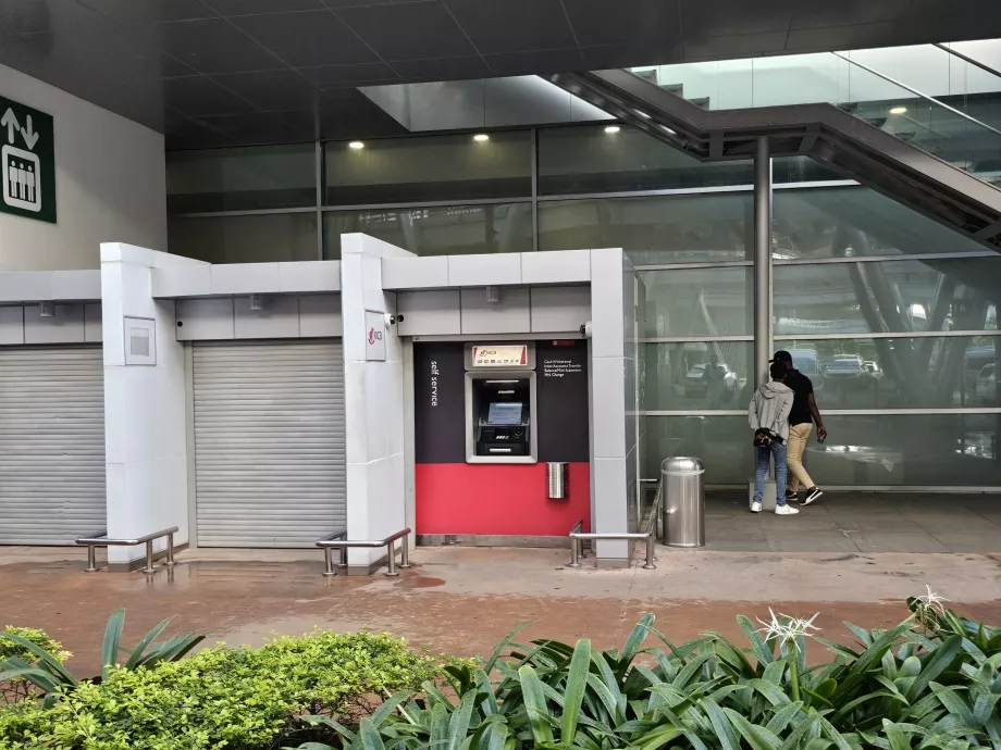 ATM di luar aula kedatangan