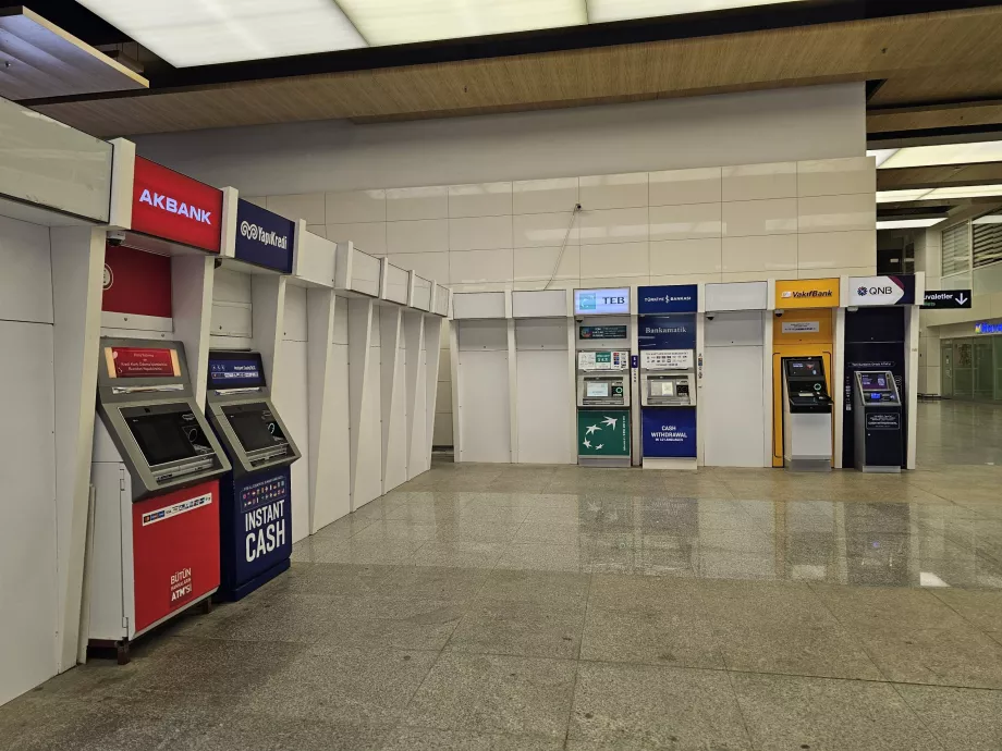 ATM di aula kedatangan