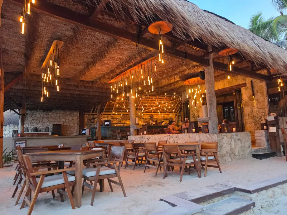 Restoran-restoran di sepanjang jalan utama