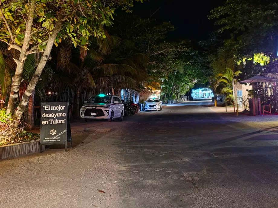 Taksi-taksi yang sedang menunggu di sepanjang jalan utama pada malam hari