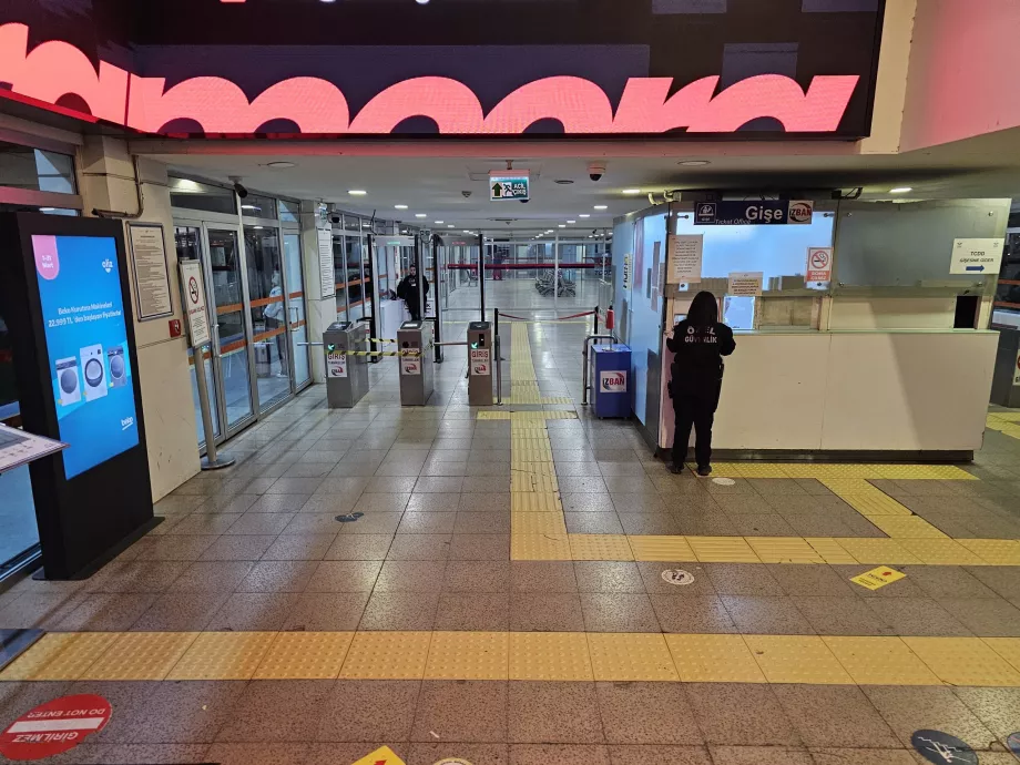 Stasiun metro di Bandara Izmir