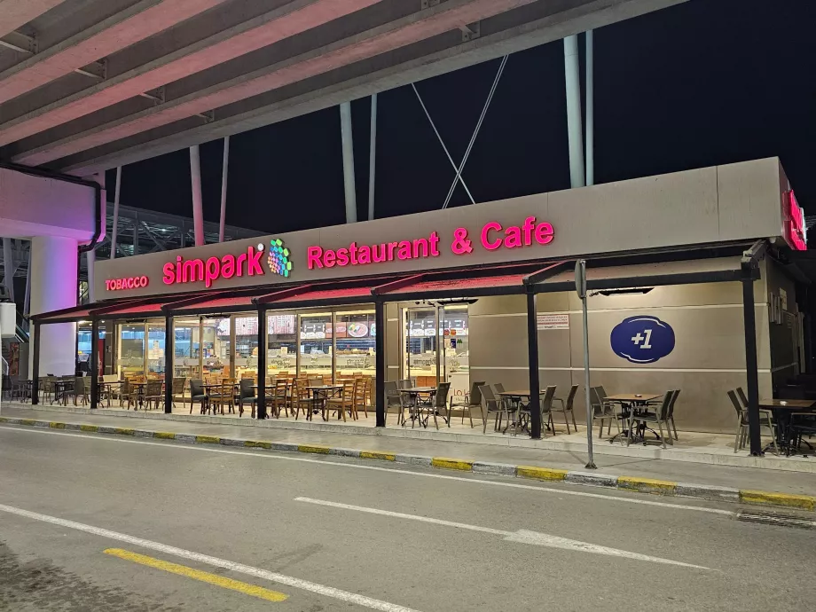 Kafe di depan terminal nasional dekat stasiun metro