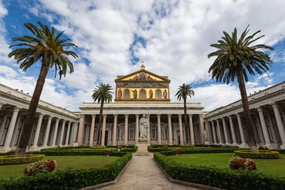 Basilika di belakang Kastil