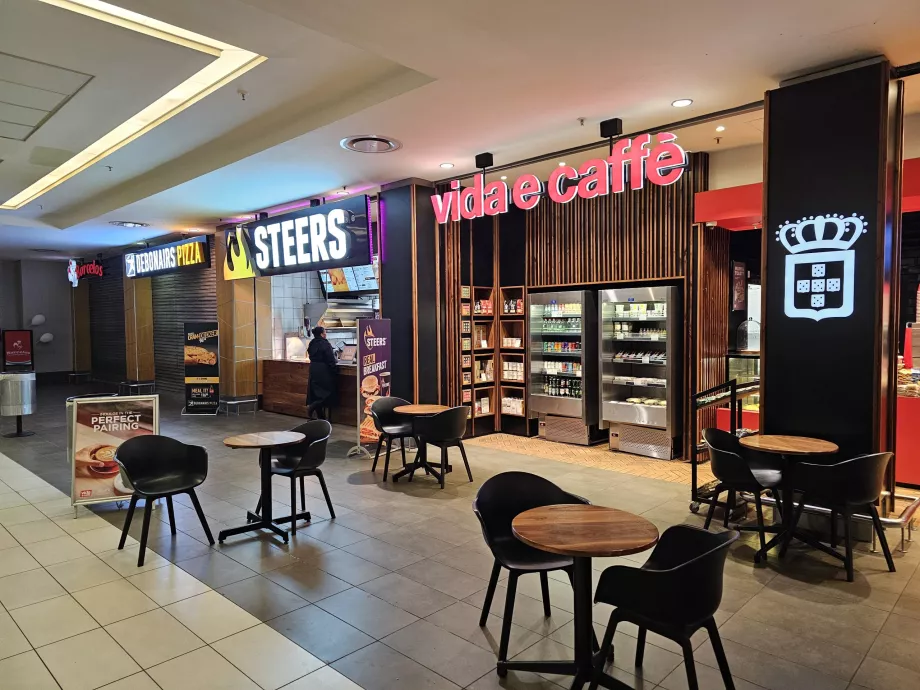 Kafe di aula kedatangan, area publik