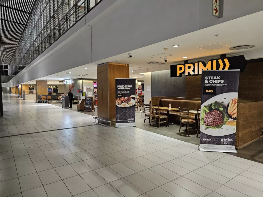 Makanan cepat saji di aula keberangkatan, area umum