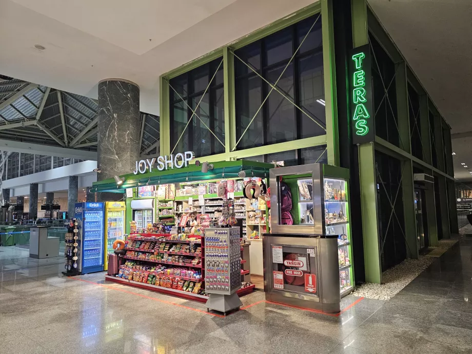 Toko-toko kecil di area transit, terminal domestik