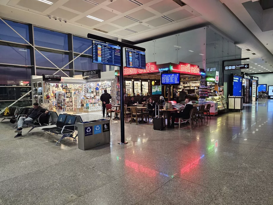 Toko-toko kecil di area transit, terminal domestik