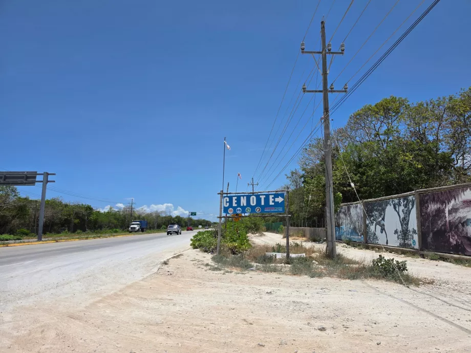 Pintu keluar jalan tol menuju cenote Aktun Chen