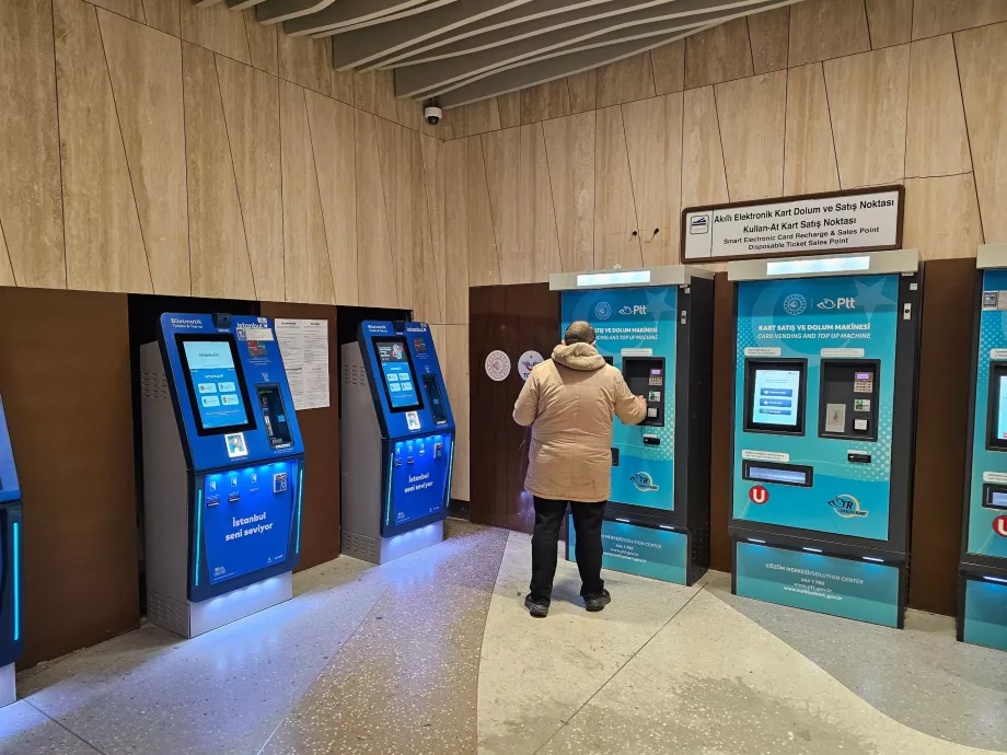 Mesin biru di sebelah kiri - Istanbulkart; mesin biru di sebelah kanan - kartu PTT