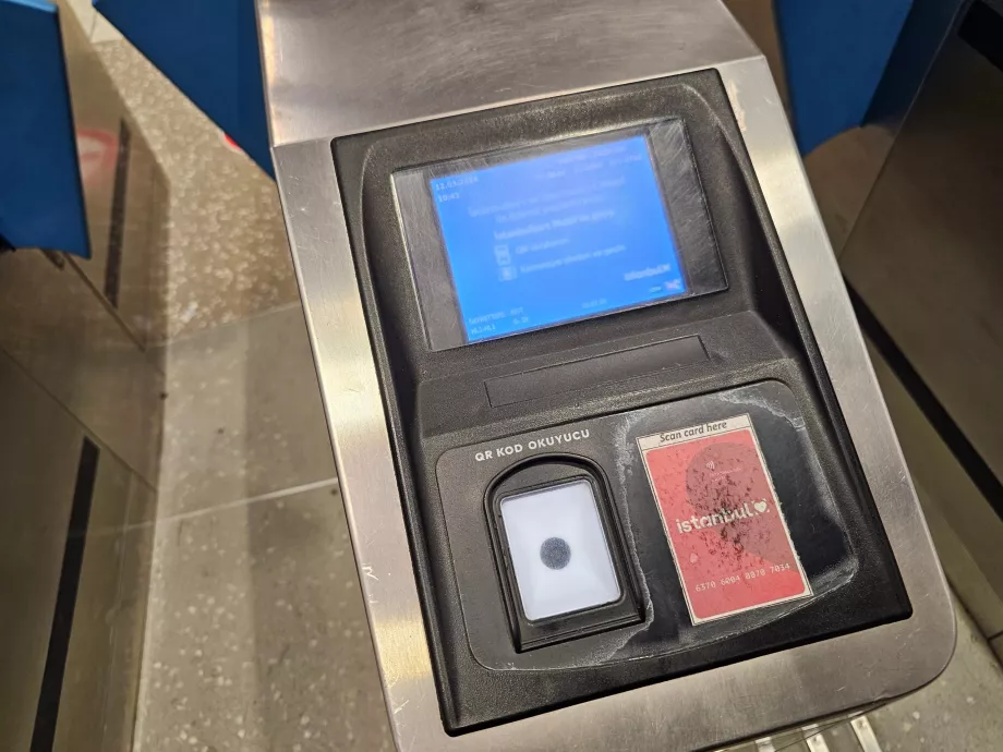 Pintu putar di pintu masuk stasiun metro