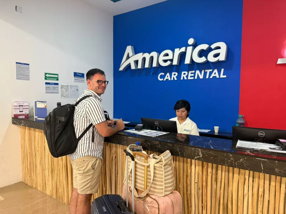 Saya di konter penyewaan mobil di Tulum