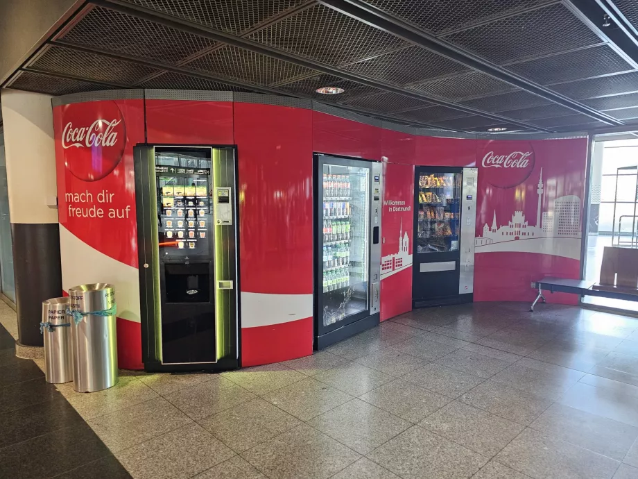 Mesin penjual otomatis di aula kedatangan