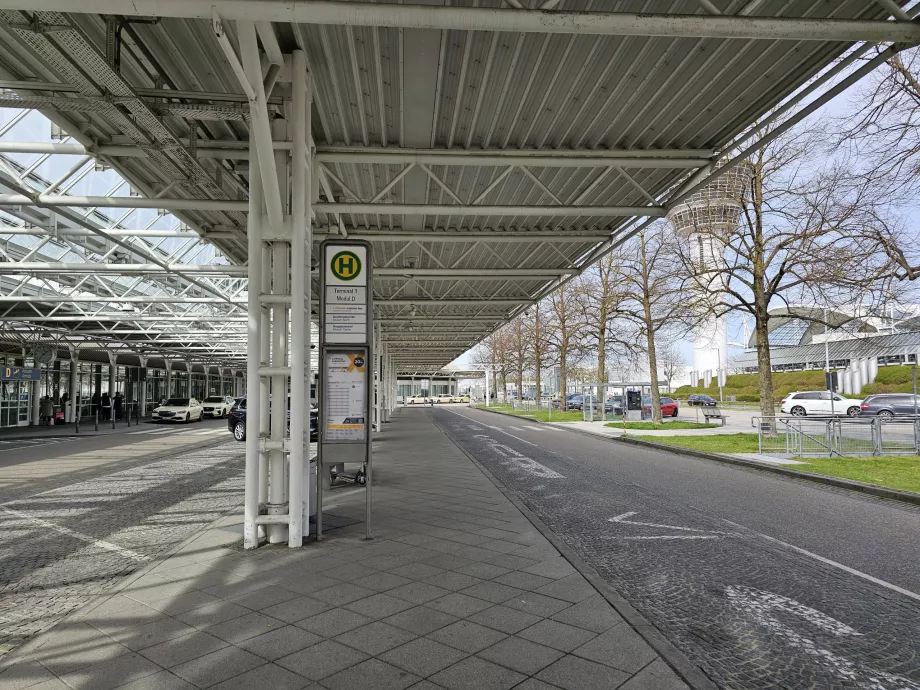 Pemberhentian Lufthansa CityBus di depan Terminal 1