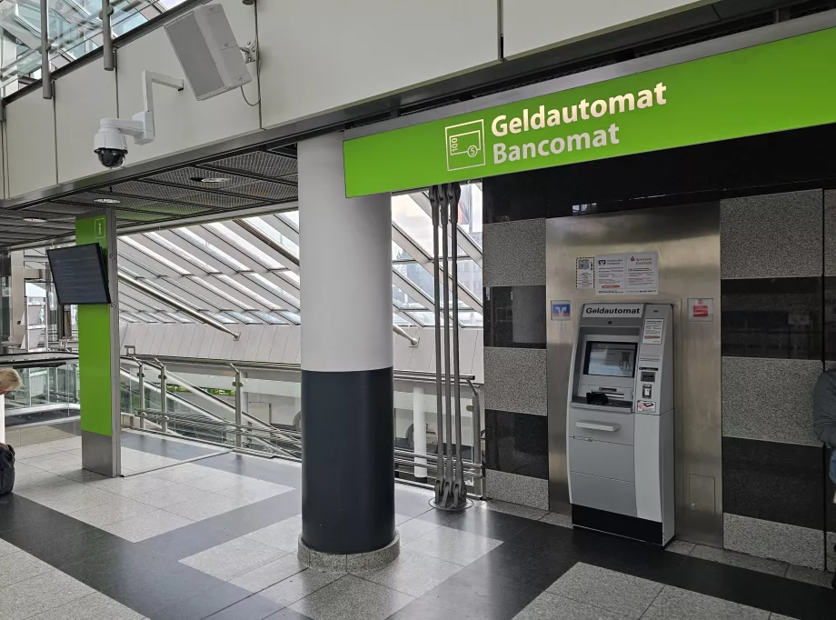 ATM di aula keberangkatan