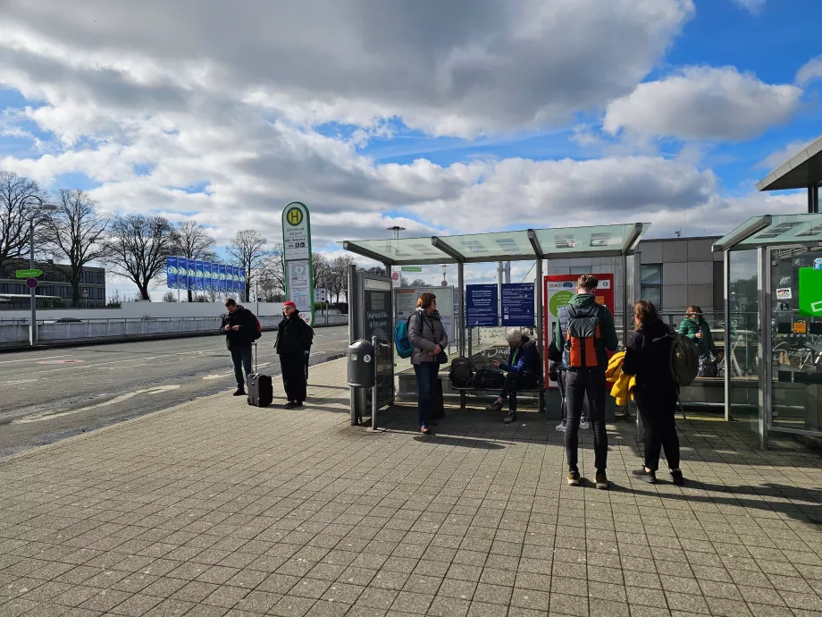 Halte bus 490 dan mesin tiket