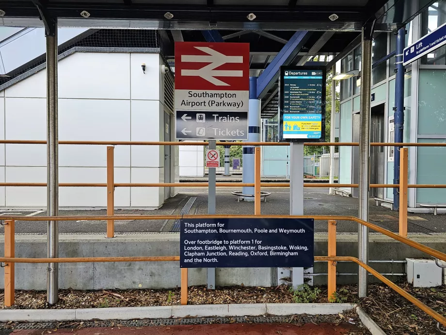Pintu masuk ke Stasiun Parkway Bandara Southampton