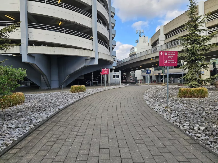 Jalan menuju ruang bagasi