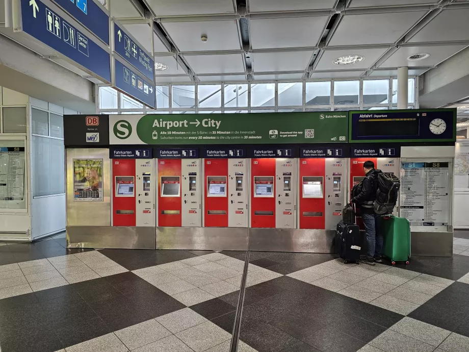 Mesin tiket transportasi umum di depan pintu masuk peron