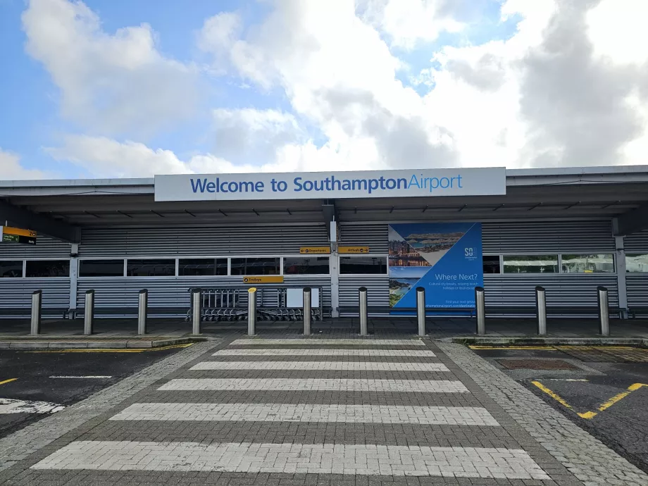 kedatangan melalui bandara Southampton
