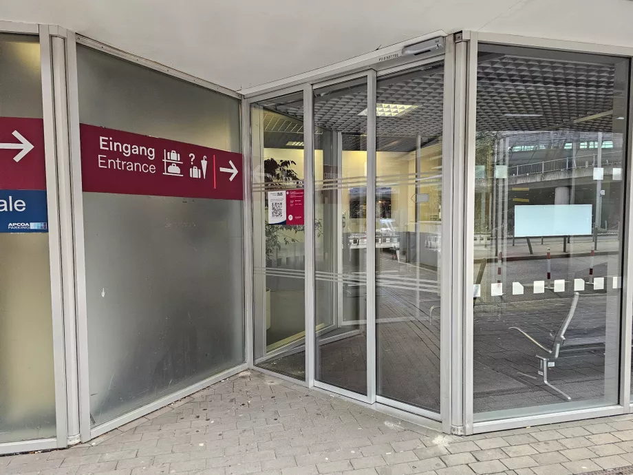 Penyimpanan bagasi di garasi di seberang terminal