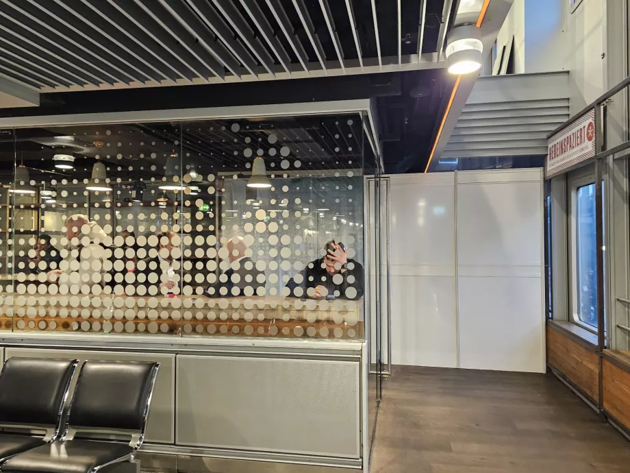 Ruang merokok di zona transit