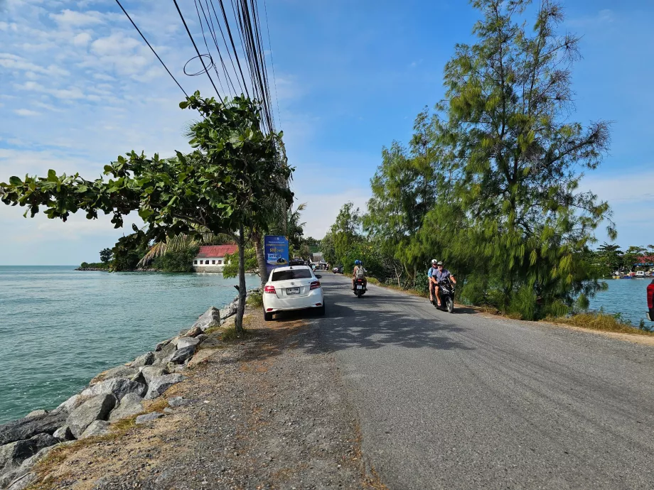 Jalan menuju Wat Phra Yai dan tempat parkir