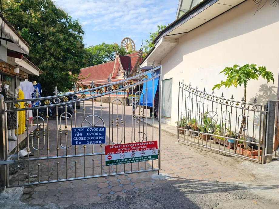 Wat Phra Yai, jam buka