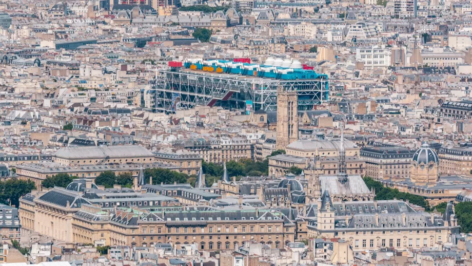 Centre Pompidou dari Menara Eiffel