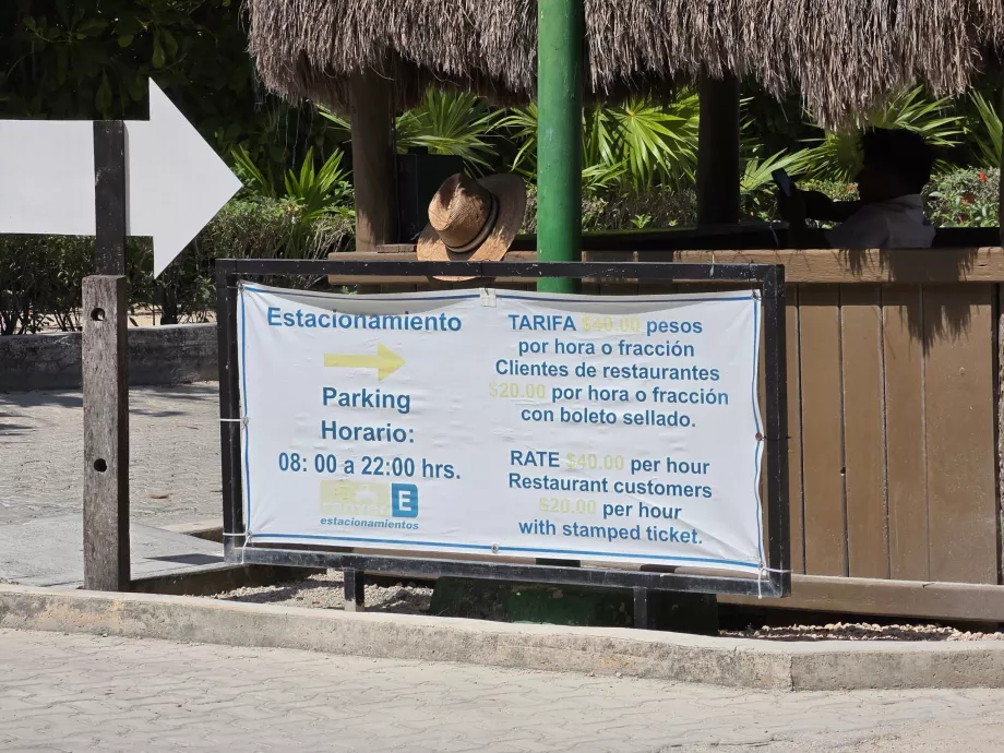 Tempat parkir di Teluk Akumal
