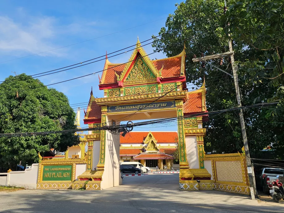Wat Plai Laem, pintu masuk utama
