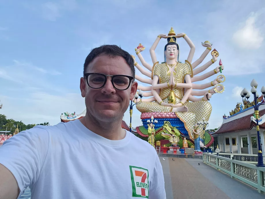 Saya di Wat Plai Laem