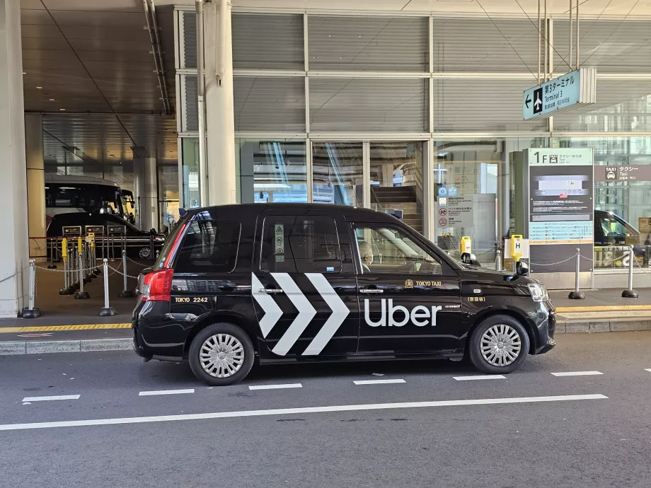 Uber di luar Terminal 3
